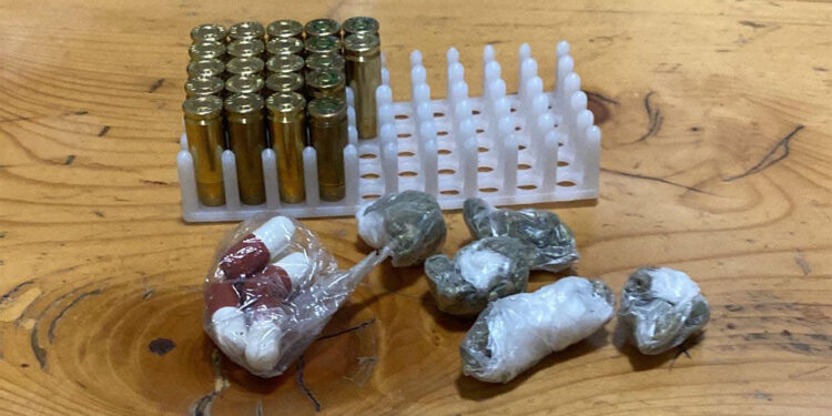 Uyuşturucu satışı yaparken suçüstü yakalandılar