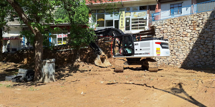 İş makinesi ile desteklenen istinat duvarının onarımı başladı