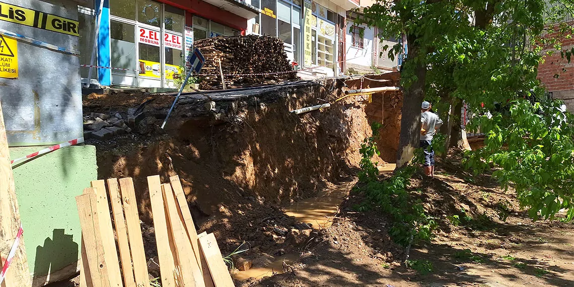 Kocaeli’nin i̇zmit ilçesinde önceki gece yoğun sağanak ve kuvvetli rüzgarın etkisiyle istinat duvarının çökmesinin ardından 5 katlı binadaki 5 daire ve 1 dükkan boşaltıldı. İş makinesi ile desteklenen istinat duvarının onarımı için ekipler çalışma başlattı.