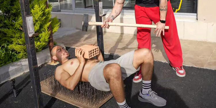 İddia uğruna 700 çivinin üzerine yattı