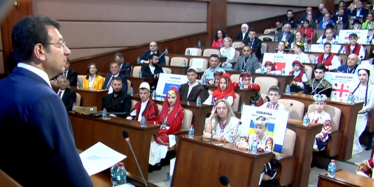 İmamoğlu 15 farklı ülkeden gelen çocuklarla buluştu