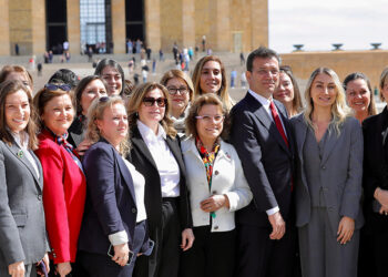 İmamoğlu Anıtkabir'i ziyaret etti