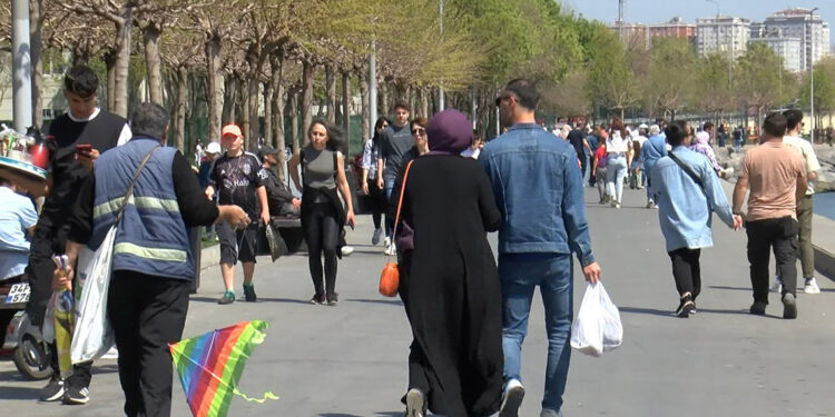 İstanbul'da bayram yoğunluğu; sahillere akın ettiler
