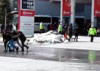 İzinsiz yürüyüş yapmak isteyen DEM Parti'lilere polis müdahalesi