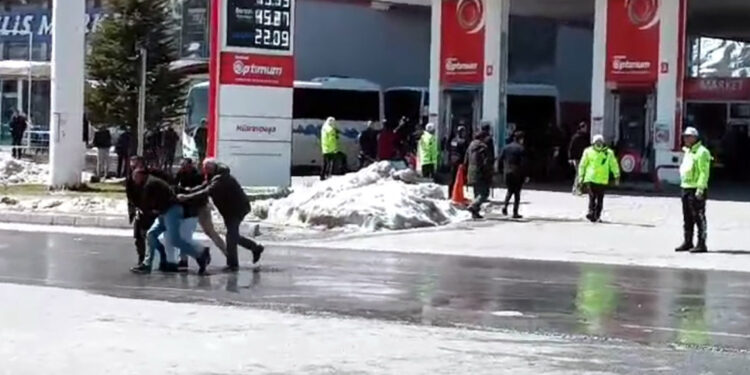 İzinsiz yürüyüş yapmak isteyen DEM Parti'lilere polis müdahalesi