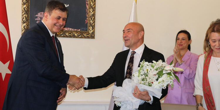 İzmir Büyükşehir Belediyesi'nde devir teslim yapıldı