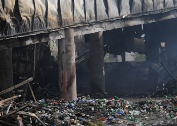 İzmit'te yanan market ve belediye binasında hasar tespiti