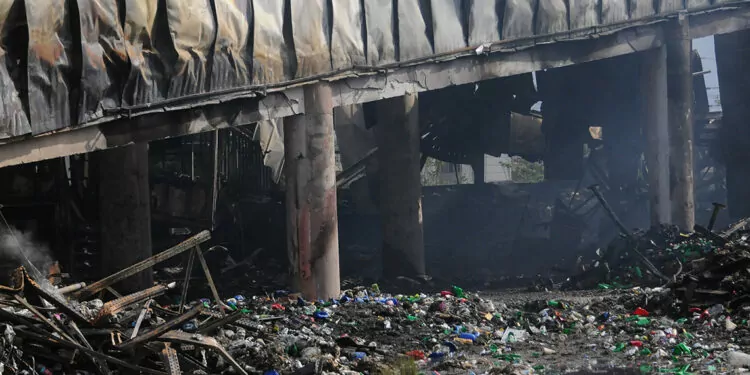 İzmit'te yanan market ve belediye binasında hasar tespiti