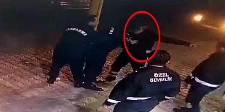 Jandarma personelinin sağlıkçıyı ısırdığı anlar kamerada