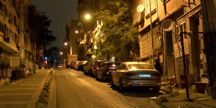 Kadıköy'de 8 yerinden bıçaklandı, taksi şoförü hastaneye yetiştirdi