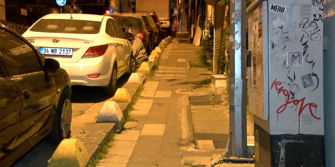 Kadıköy'de 8 yerinden bıçaklandı, kişi yada kişiler tarafından 8 yerinden bıçaklanan ali rıza ocak'ı yoldan geçen taksi şoförü hastaneye yetiştirdi.