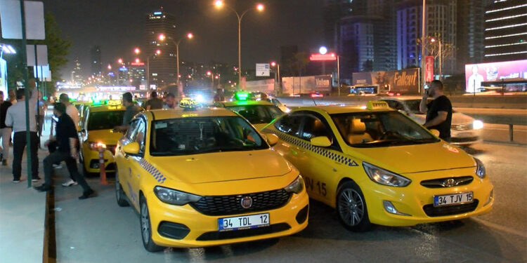 Kadıköy'de taksiciler öldürülen meslektaşları için konvoy yaptı