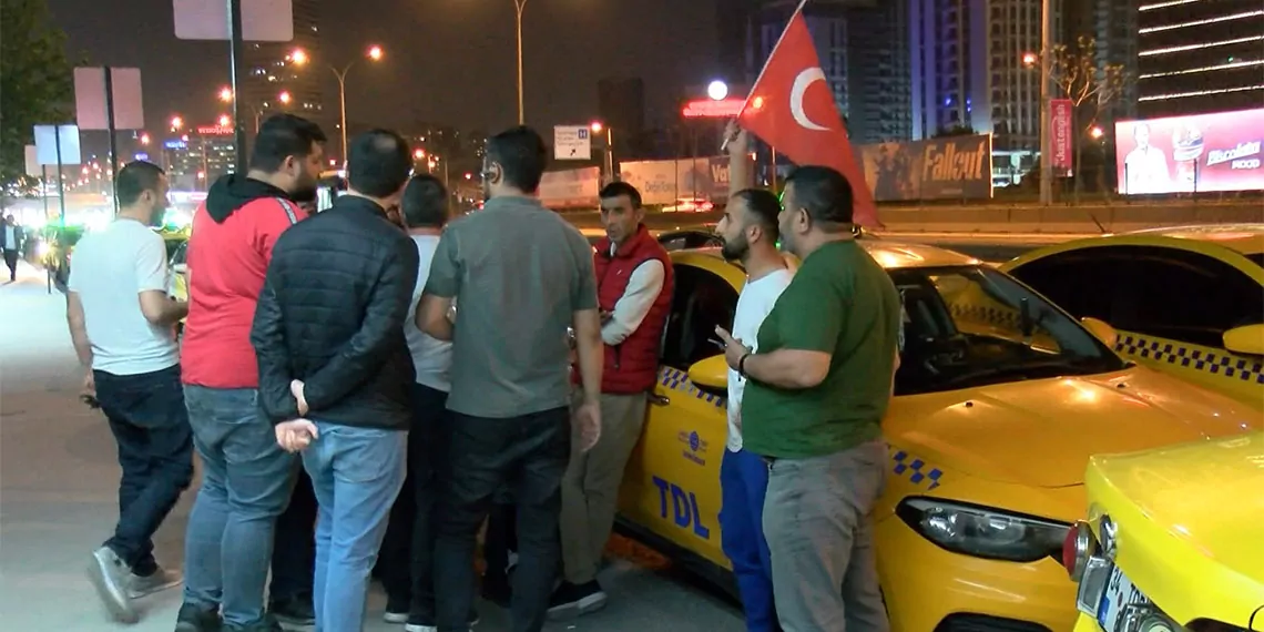 Kadıköy'de taksiciler, müşterisi tarafından beş yerinden bıçaklanarak öldürülen meslektaşları yaşar yanıkyürek için konvoy yaptı.