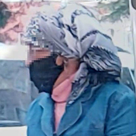 Burdur'da kadın kıyafetiyle gezerek çocukları takip eden H.Ç. adlı erkek, polis tarafından yakalandı. Psikolojik rahatsızlığı olduğu belirtilen H.Ç. tedavisi için hastaneye gönderildi.