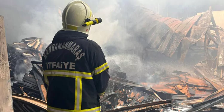 Kahramanmaraş'ta mobilya farikası yangını söndürüldü