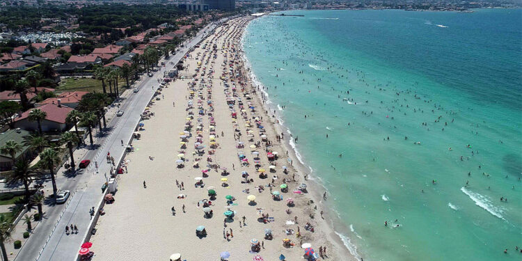 Kapıda vize uygulaması Çeşme'ye yaradı