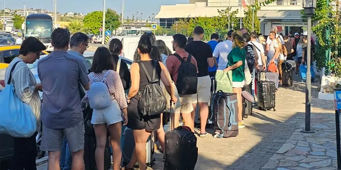 İzmir'in çeşme ilçesi ramazan bayramı tatili dolayısıyla bu yıl da en çok tercih edilen destinasyonlardan oldu. Kapıda vize uygulaması çeşme'ye yaradı; oteller yüzde 100 doldu.