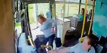 Kapısı açık otobüsten düşen kadın entübe edildi