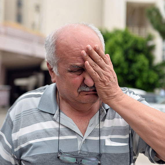 Adana’da hastane dönüşü kapısı açık otobüsten düşen kadın entübe edildi; aileden sürücünün serbest bırakılmasına tepki.