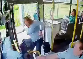 Kapısı açık otobüsten düşen kadın yaşamını yitirdi