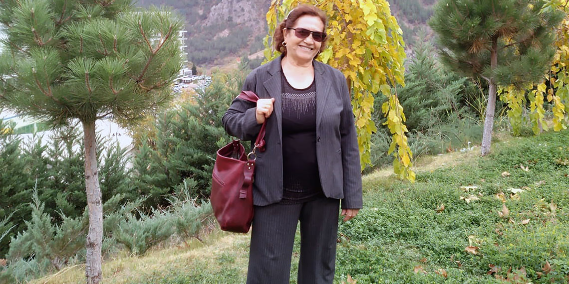 Adana'da hastane dönüşü bindiği kapısı açık otobüsten düşen kadın Hatice Sabahi (75), tedavi gördüğü hastanede 4 gün sonra yaşamını yitirdi.