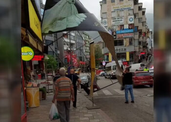 Karabük'te etkili olan fırtına zor anlar yaşattı