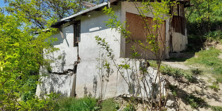 Karabük'te heyelan; 4 ev boşaltıldı