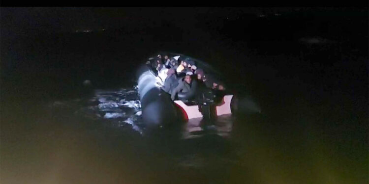 İzmir'in Karaburun açıklarında 38 düzensiz göçmen kurtarıldı