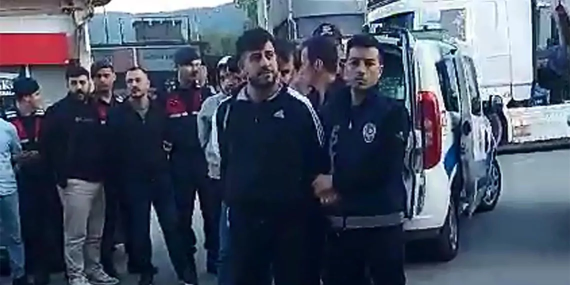 Kırklareli’nin demirköy ilçesinde polis ekiplerinin fiziki takibi sonucu yaptığı baskında bulgaristan sınırı yakınındaki ağaçlıklı bölgede kargo minibüsü ile göçmen kaçakçılığına suçüstü: 17 organizatör tutuklandı.