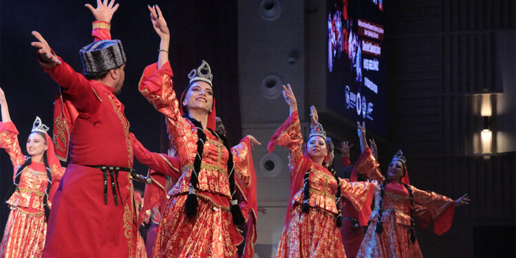 Devlet Filarmoni Orkestrası Şarkı ve Dans Topluluğu Kayseri'de sahne aldı