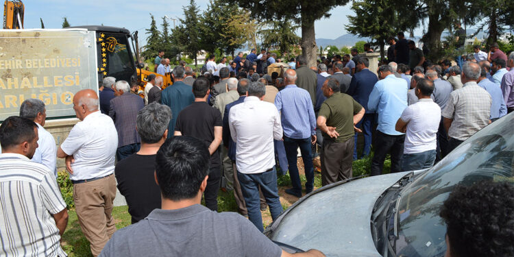 Kazada ölen 4 tarım işçisi yan yana toprağa verildi