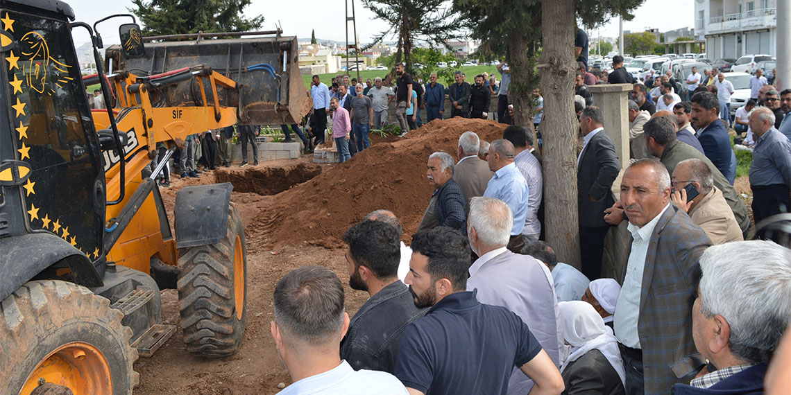 Kazada ölen 4 tarım işçisi yan yana toprağa verildi