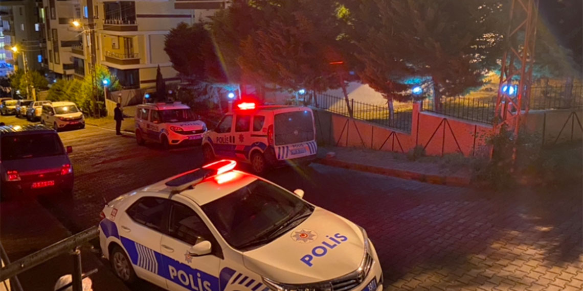 Samsun'un Atakum ilçesinde Ertuğrul T. (39), kendisini aldattığını öne sürdüğü sevgilisini banyoda tabancayla öldürdü.