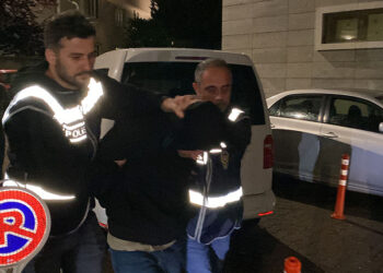 Kendisini aldattığını öne sürdüğü sevgilisini öldürdü