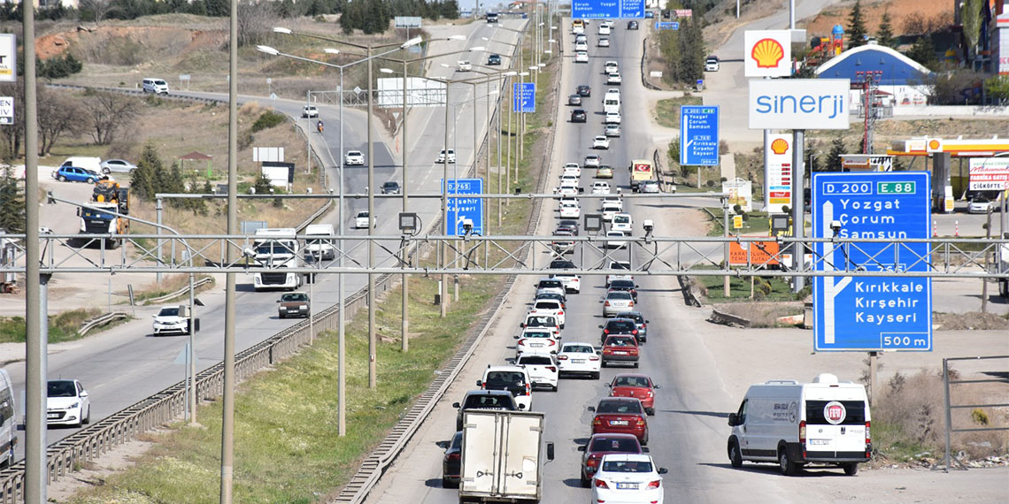 Ramazan Bayramı tatilinde 43 ilin güzergahında yer alan 'kilit kavşak' Kırıkkale'den 1 milyon 335 bin araç geçiş yaptı.