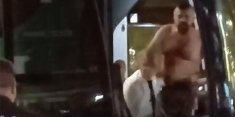 Soda şişesini kırarak muavini rehin alan yolcu tutuklandı