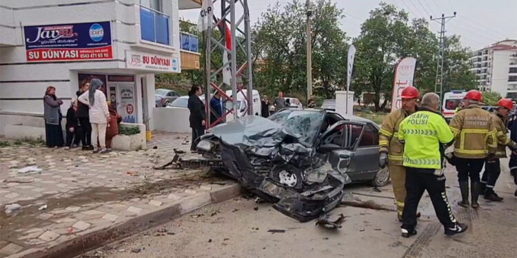 Kırıkkale'de cip ile otomobilin kafa kafaya çarpıştı