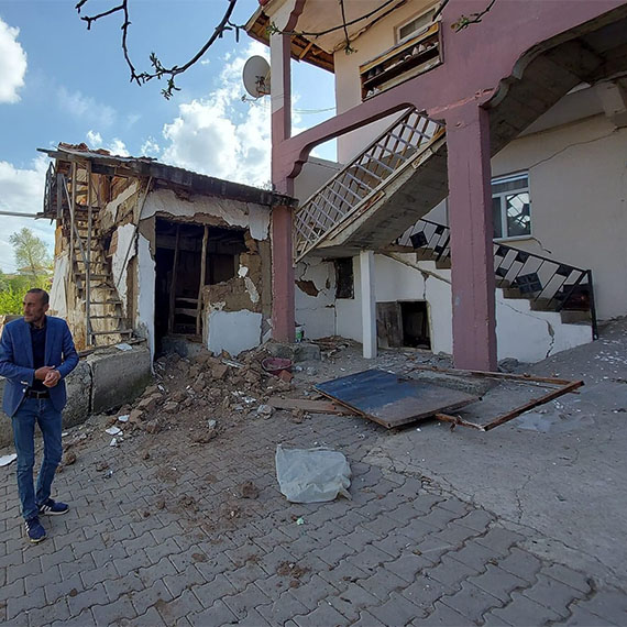 Sivas Cumhuriyet Üniversitesi Bina Bilgisi Anabilim Dalı Başkanı Prof. Dr. Uğur Tuztaşı, "Kırsaldaki toprak yapılar depremin büyüklüğüne bakmaksızın yıkılıyor" dedi.