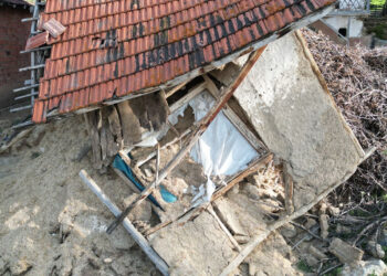 Kırsaldaki toprak yapılar depremin büyüklüğüne bakmaksızın yıkılıyor
