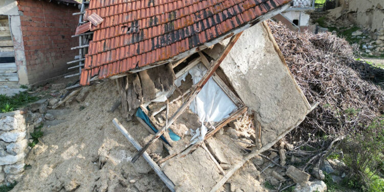 Kırsaldaki toprak yapılar depremin büyüklüğüne bakmaksızın yıkılıyor