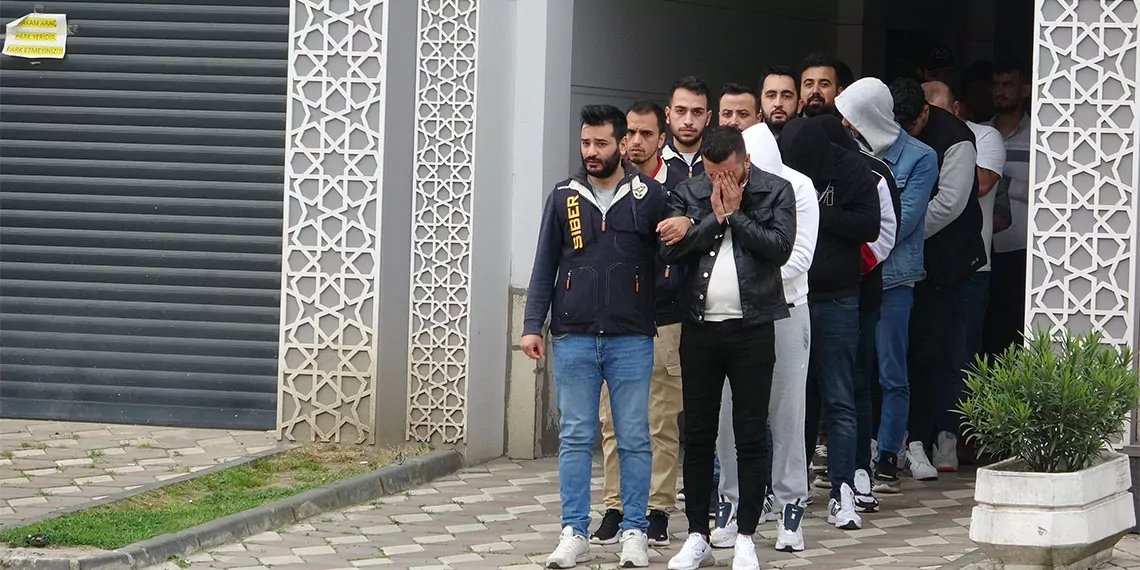 Kocaeli merkezli 11 ilde sahte ilanlar ve çağrı merkezleri aracılığıyla ürün satma vaadinde bulunup dolandırıcılık yapan şebekeye yönelik sibergöz-34 operasyonunda gözaltına alınan, örgüt lideri serkan k. 'nin de aralarında bulunduğu 49 şüpheli adliyeye sevk edildi.