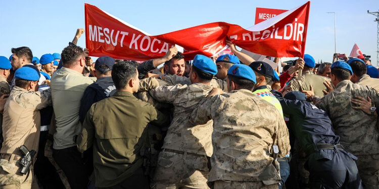 Mesut Kocagöz için toplanan partililere jandarma engeli