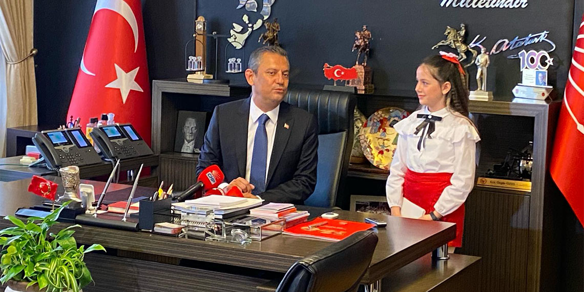 CHP Genel Başkanı Özgür Özel, makam koltuğunu 5'inci sınıf öğrencisi Dora Mimaroğlu'na (11) devrederek, "Buyurun Sayın Genel Başkanım, koltuk sizin. Biraz isterseniz sırtınızı dayayın. Bu koltukta böyle iyice yerleşmezseniz kaldırabilirler sonra" dedi.