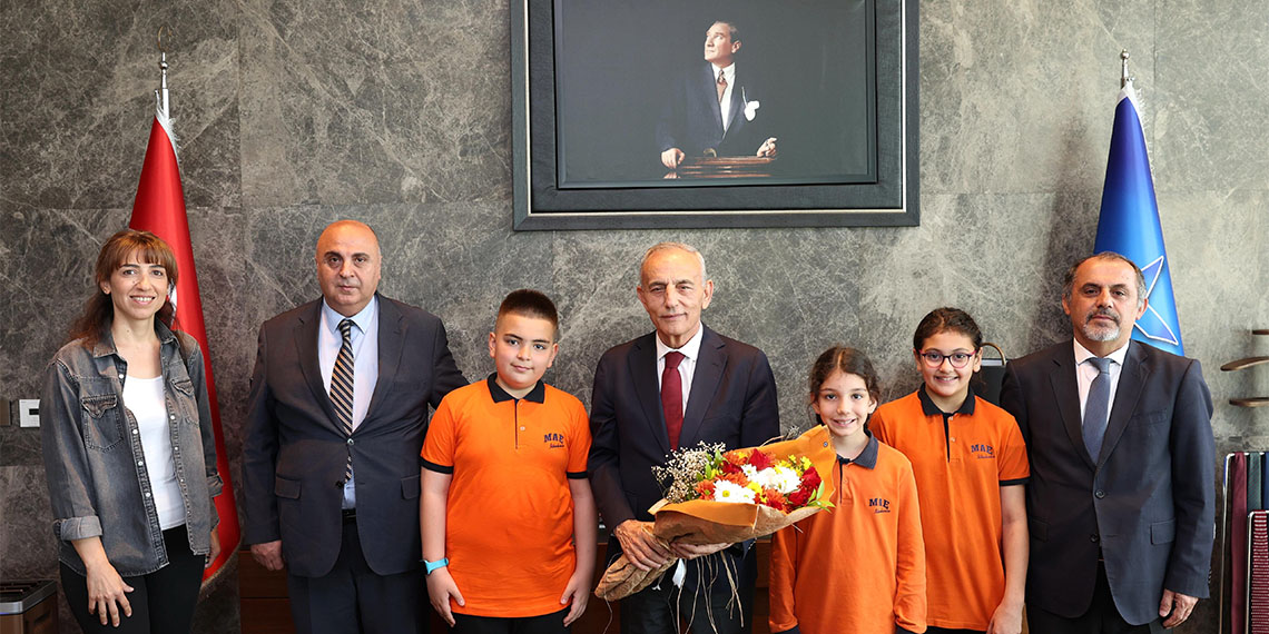 Küçükçekmece'de 23 Nisan Ulusal Egemenlik ve Çocuk Bayramı dolayısıyla çocuklar için çeşitli etkinlikler düzenledi. Etkinlik kapsamında hazırlanan programlar, konserler ve gösterilerle çocuklar, bayramı büyük bir coşkuyla kutladı.