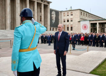 Numan Kurtulmuş Atatürk Anıtı'na çelenk bırakma törenine katıldı