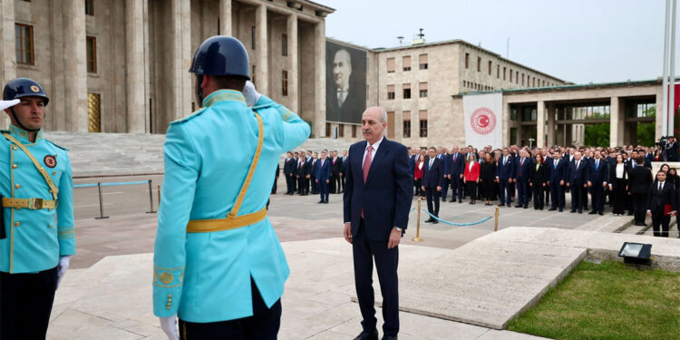 Numan Kurtulmuş Atatürk Anıtı'na çelenk bırakma törenine katıldı