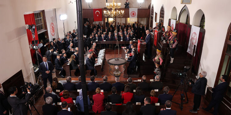 Türkiye'yi güçlü kılacak mücadeleyi hep birlikte vereceğiz