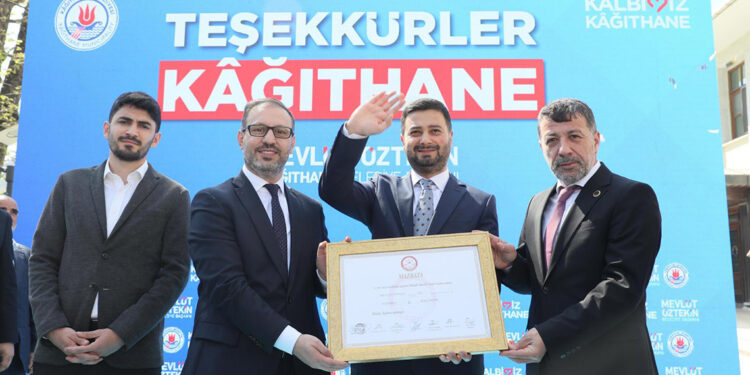 Kâğıthane Belediye Başkanı Mevlüt Öztekin mazbatasını aldı
