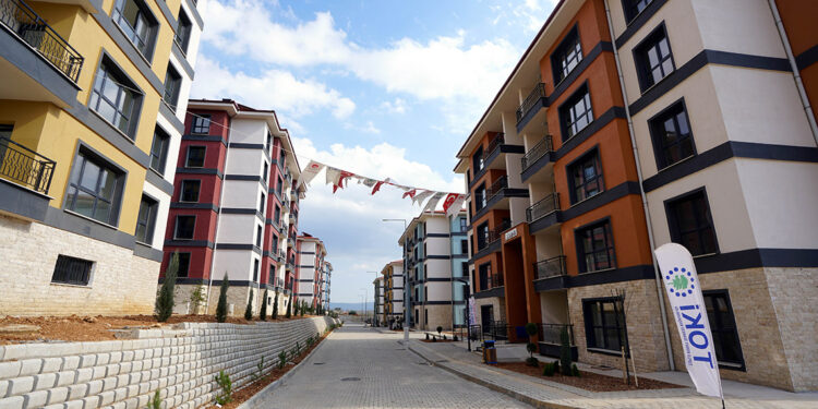 Kahramanmaraş'ta 15 bin 980, Malatya'da 7 bin 881 konut teslim edildi