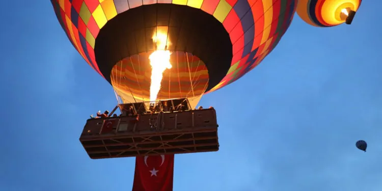 Kapadokya'da balonlar türk bayraklarıyla havalandı